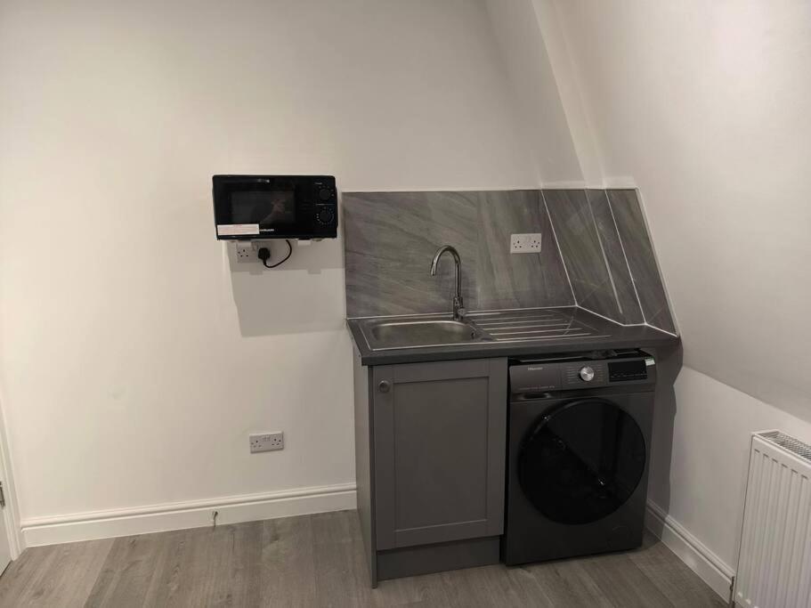 Studio Style Room, Near Tooting Broadway Station Лондон Экстерьер фото