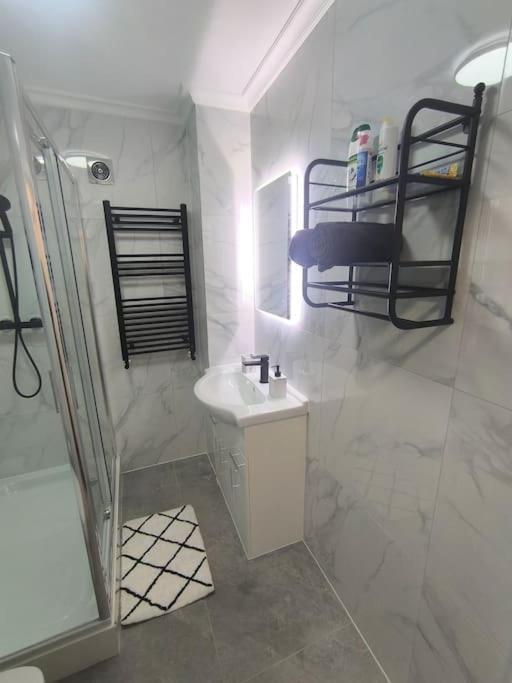 Studio Style Room, Near Tooting Broadway Station Лондон Экстерьер фото